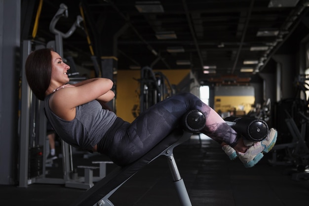 Sportive faisant des redressements assis au gymnase