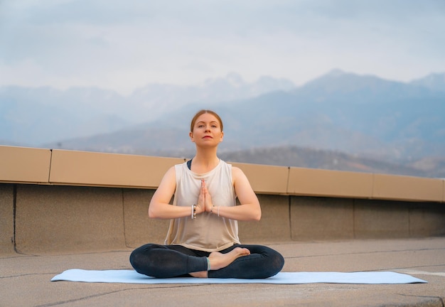 La sportive fait du yoga