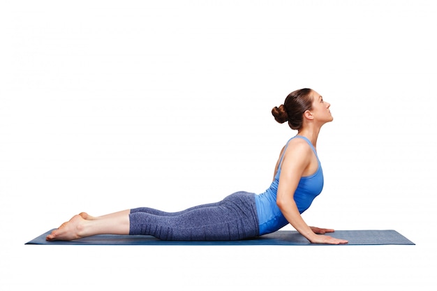 Sportive fit yogini femme pratique le yoga asana bhujangasana