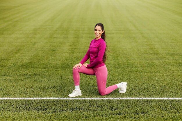 Une sportive en forme fait du kieling au stade.