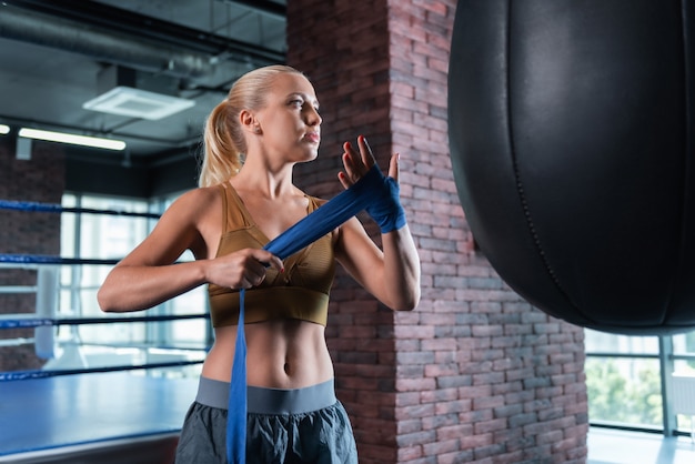 Sportive forte. Sportive forte attrayante portant des vêtements élégants et confortables travaillant dans une salle de sport