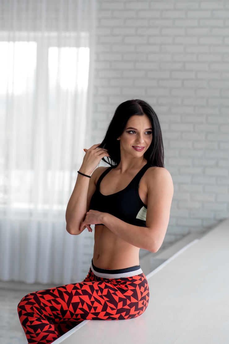 Photo sportive jeune fille posant en studio sur fond clair. fitness, mode de vie sain.