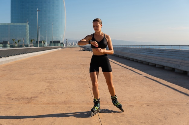 Sportive sur patins à roulettes vérifiant le pouls