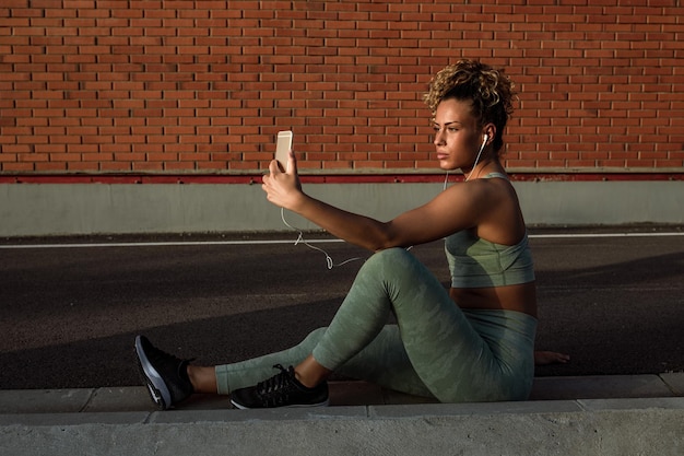 Photo sportive prenant selfie après un excellent entraînement dans les rues de la ville