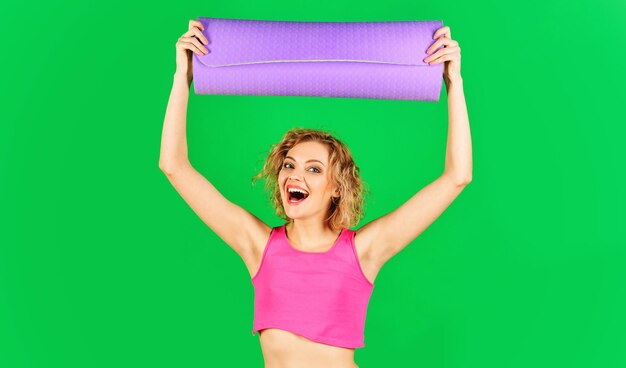 Sportive souriante avec tapis de yoga fille sportive heureuse en vêtements de sport mode de vie sain fit femme