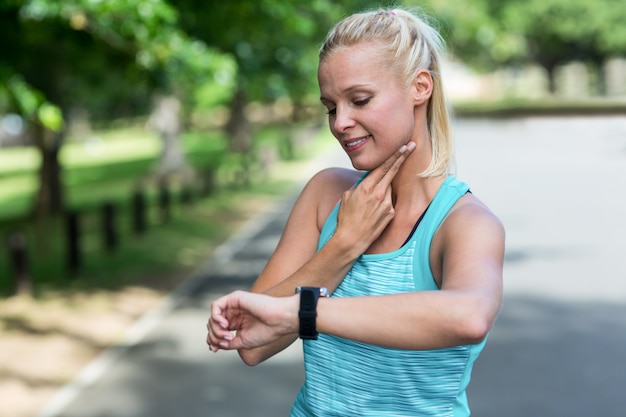 Sportive vérifiant sa montre de fréquence cardiaque