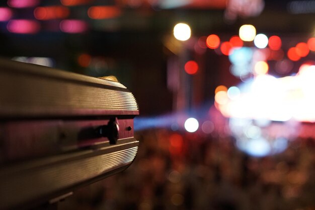 Sportlighter tire un faisceau laser léger sur la scène du concert