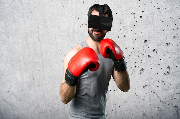 Sportman avec des gants de boxe et des lunettes VR