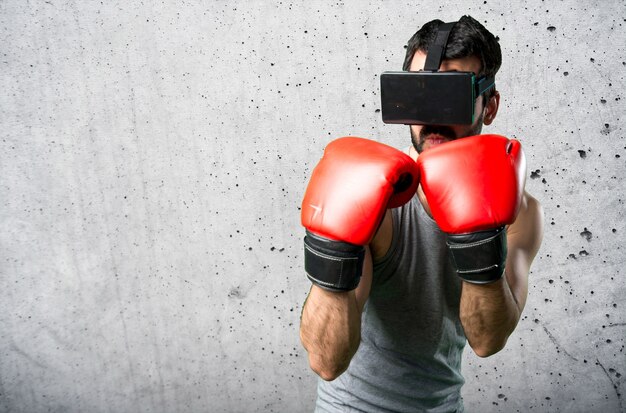 Sportman avec des gants de boxe et des lunettes VR