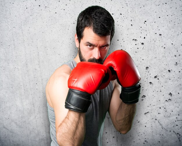 Sportman avec des gants de boxe