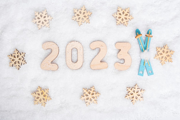 Sports année 2023 jouets de ski en bois bleu vif forme et date de flocon de neige 2023 sur neige blanche amour pour le ski