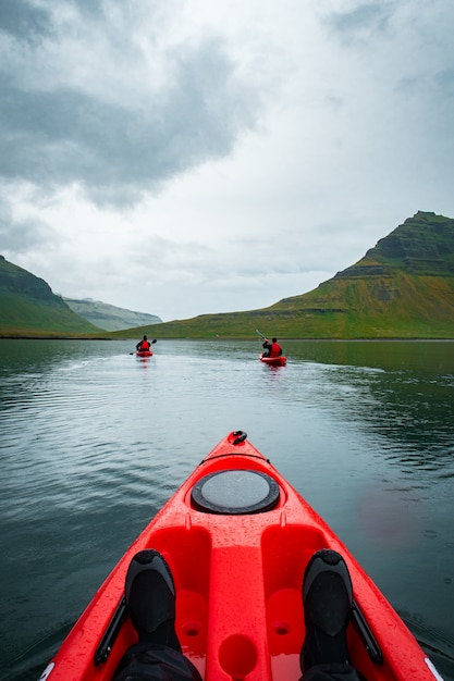Sports d'aventure extrême islande kayak pagayer sur kayak ou