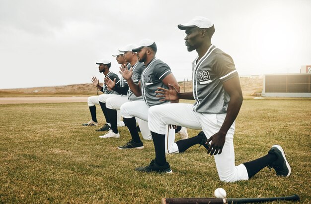 Photo sports de baseball et fitness avec une équipe qui s'étend sur un terrain ou un terrain en herbe avant un match en plein air entraînement et entraînement avec un groupe de joueurs de baseball masculin se préparant pour un match de sport