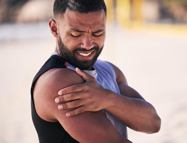 Sports de douleur au bras et homme à la plage pour l'entraînement de fitness et de performance au volley-ball avec problème Blessure à l'épaule et joueur masculin souffrant d'arthrite, de fibromyalgie ou de crise d'ostéoporose pendant l'entraînement