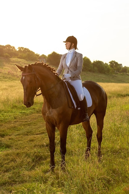 Sports équestres. Jeune femme à cheval sur dressage test avancé