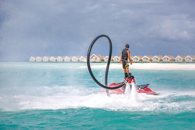 Sports extrêmes aquatiques, mer d'été, climat tropical avec des personnes actives à l'extérieur qui pratiquent des sports nautiques