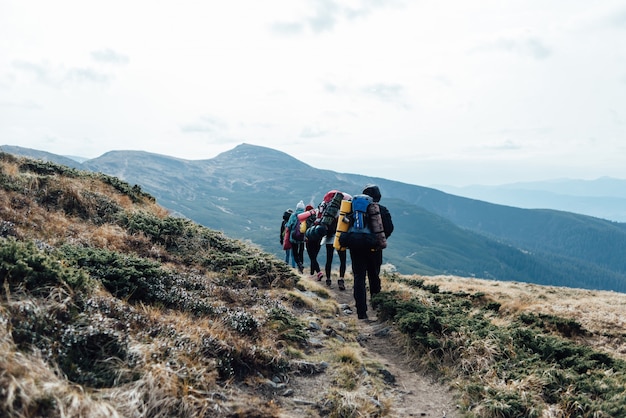 Sports extrêmes. grimper au sommet de la montagne