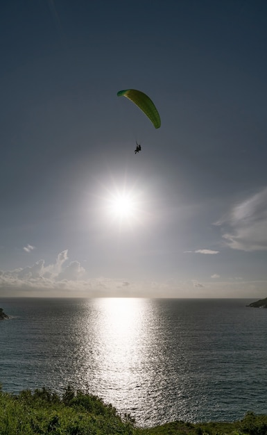 Sports extrêmes de parapente en journée d'été phuket thaïlande.