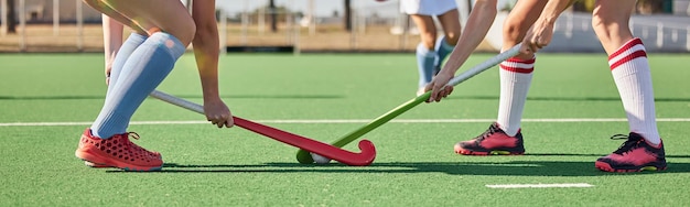 Sports de fitness et hockey avec des femmes sur le terrain et entraînement pour le défi de la compétition et l'entraînement Jeux de bataille et exercice avec des chaussures de joueur de hockey et des bâtons dans le stade pour l'entraînement et la santé