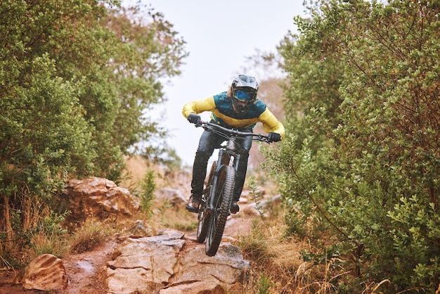 Sports de fitness et homme faisant du vélo dans la nature sur un vélo pour s'entraîner et faire de l'exercice à l'extérieur seul