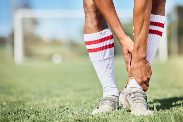 Sports de football et douleur à la cheville blessure ou accident sur un terrain pendant un exercice ou un entraînement de jeu Entorse musculaire articulation cassée ou urgence médicale d'un athlète homme sur un terrain de football pendant un match