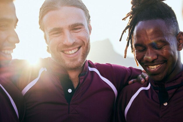 Photo sports heureux et travail d'équipe avec les gens et câlins pour le défi de santé et la compétition soutenir la communauté et le match de rugby avec un groupe d'hommes s'entraînant dans le stade pour des amis de fitness et des jeux ensemble