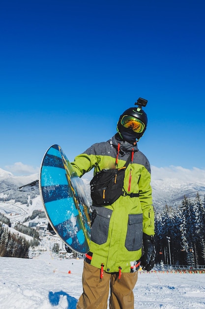 Sports d'hiver Un snowboardeur descend une pente enneigée en hiver sur la neige Snowboard freeride d'hiver