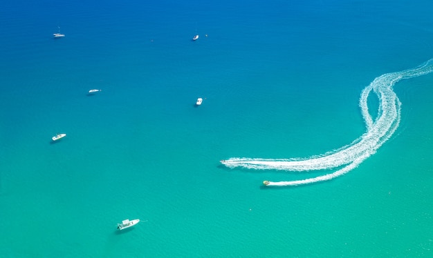 Sports nautiques au bord de la mer Bateau de vitesse avec curseur laissant une piste blanche
