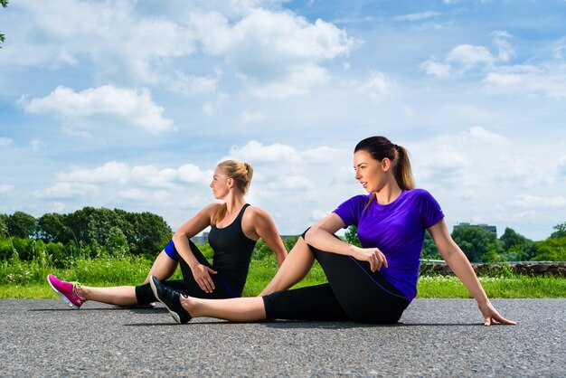 Sports en plein air - jeunes femmes faisant de l&#39;exercice dans le parc