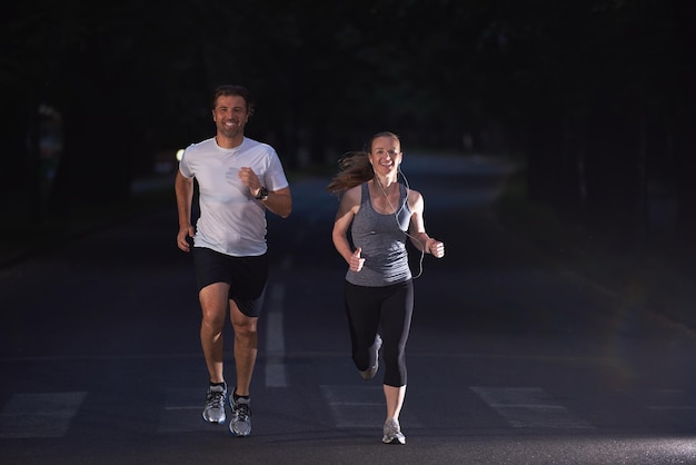 sports urbains, couple en bonne santé faisant du jogging dans la ville tôt le matin dans la nuit