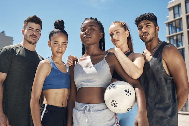 Photo sports de volley-ball et portrait d'une équipe d'amis debout sur un terrain extérieur avec un ballon pour le jeu diversité fitness et personnes prêtes pour le match de sport ensemble pour l'entraînement ou l'entraînement