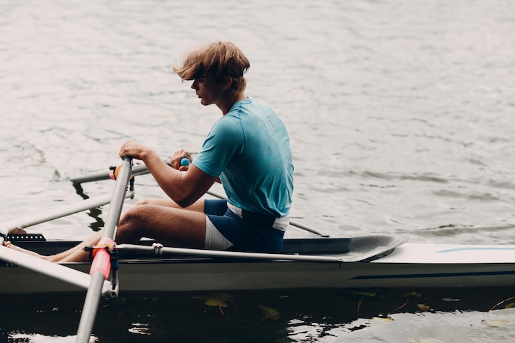 Photo sportsman seul homme rameur aviron sur bateau