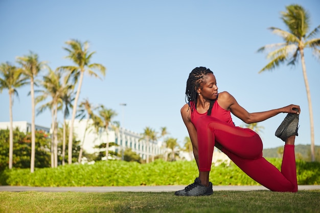 Sportwoman étirement des jambes