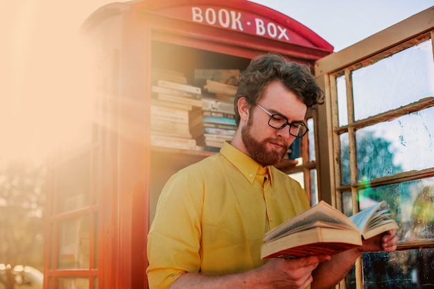 Spot de lecture dans une cabine téléphonique