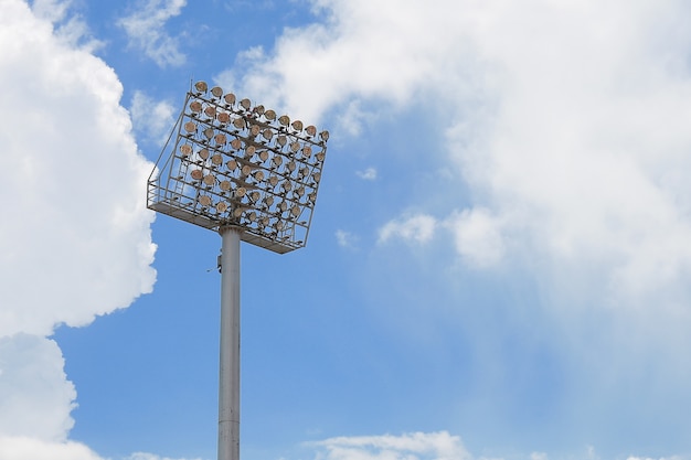 Spot-tour du stade sur fond de ciel bleu