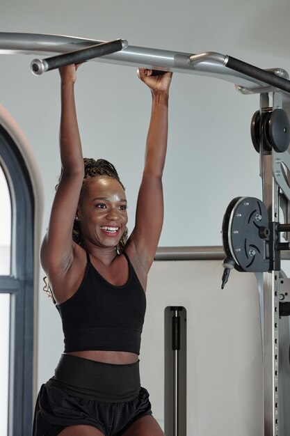 Spotswoman faisant des tractions