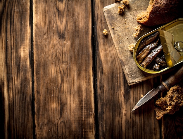 Sprats fumés avec du pain de seigle.