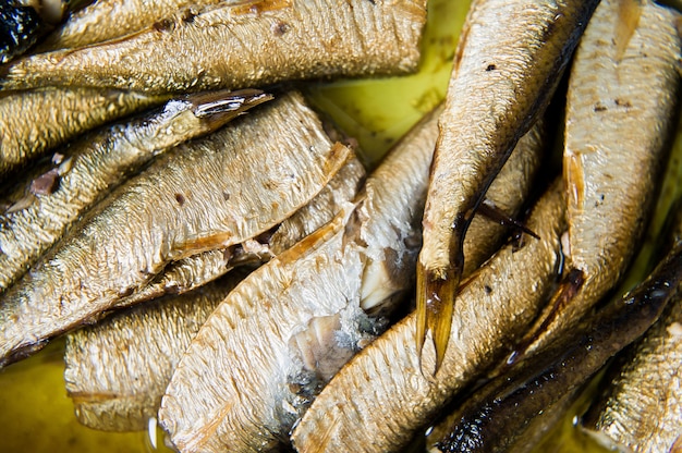 Sprats fumés à l&#39;huile, pot en céramique.