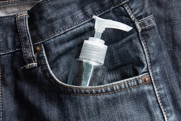 Spray anti-coronavirus. Un homme le porte dans la poche du pantalon