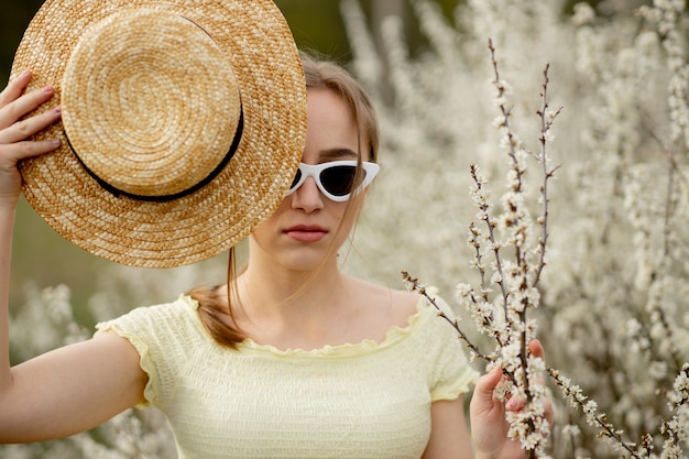 Spring fashion girl portrait en plein air en fleur