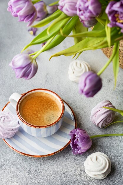 Spring Flat lay avec café, bouquet de tulipes et guimauves