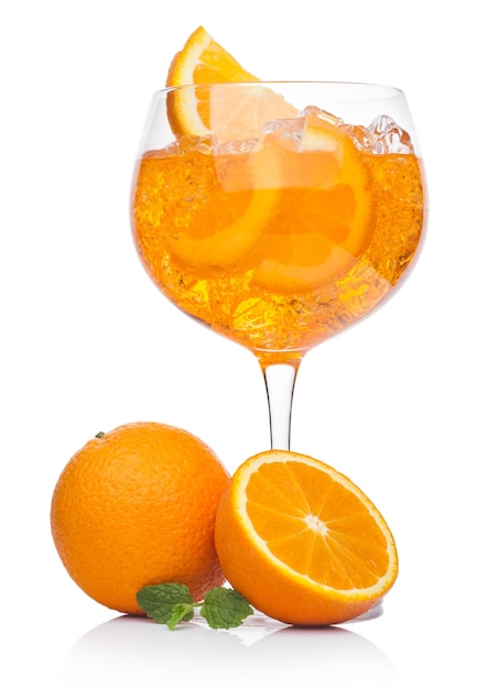 Spritz cocktail d'été avec de la glace et une tranche d'orange dans un verre à vin sur fond blanc