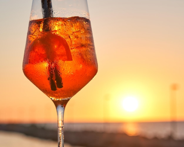 Spritz cocktail traditionnel avec de l'alcool dans un bar de plage Boisson italienne Concept de style de vie