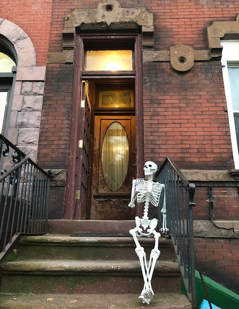 Photo un squelette humain sur le porche décoration de la maison d'halloween