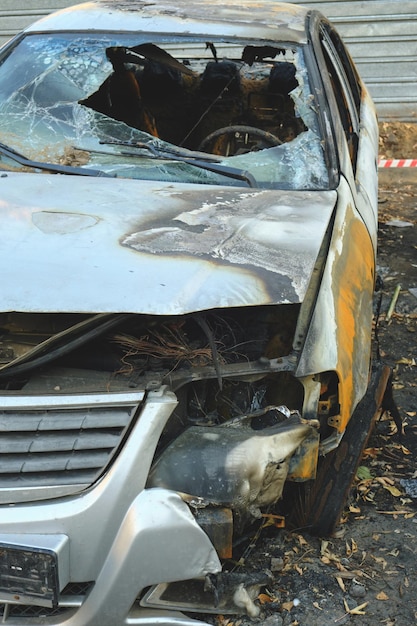 Squelette d'une voiture incendiée après un accident.