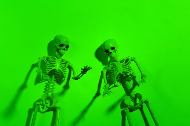 Squelettes effrayants en néon vert