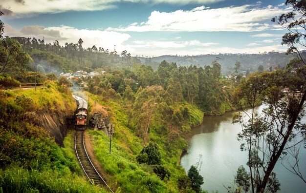 Sri Lanka, chemin de fer Thalawakele sur le réservoir