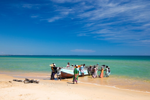 SRI LANKA Mach 23 Des pêcheurs locaux tirent un filet de pêche de l'océan Indien le 23 mars 2017 à Kosgoda Sri Lanka La pêche au Sri Lanka est leur façon de gagner leur vie