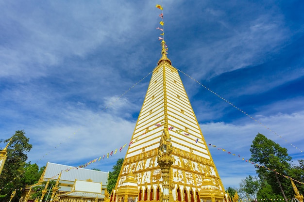 Sri Maha Pho Chedi comme l'or brillant et le chedi blanc avec des nuages clairs et un ciel bleu clair