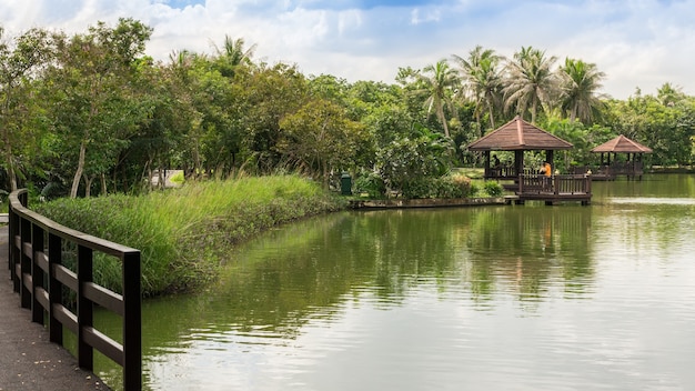 Sri Nakhon Khuean Khan Park And Botanical Garden est un parc public et déclaré être le poumon de Bangkok dans le sous-district de Bang Kachao, Samut Prakan, Thaïlande